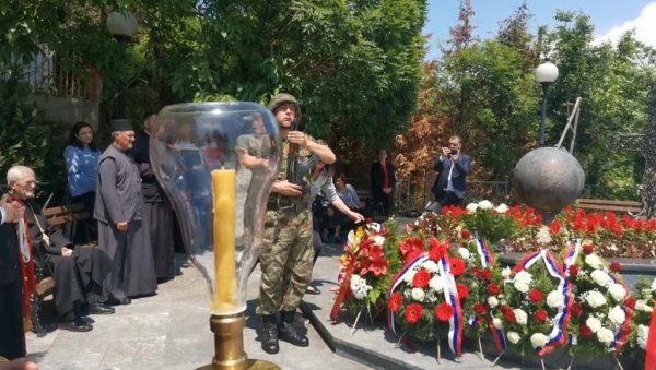 СРБИЈА ПЛАЧЕ ЗА 10 УБИЈЕНИХ МЕШТАНА ВАРВАРИНА, ЖРТАВА НАТО БОМБИ: Потресне сцене на мосту код Велике Мораве (ФОТО/ ВИДЕО) СРБИЈА ПЛАЧЕ ЗА 10 УБИЈЕНИХ МЕШТАНА ВАРВАРИНА, ЖРТАВА НАТО БОМБИ: Потресне сцене на мосту код Велике Мораве (ФОТО/ ВИДЕО)