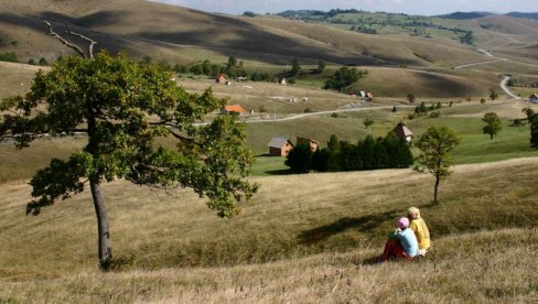 KUPOVINA SEOSKIH  IMANJA ZA IZBEGLE: Opština Savski venac i nadležni komesarijat potpisali tri ugovora za najugroženije