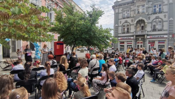 ТРАДИЦИЈА ДУГА ЧЕТИРИ ДЕЦЕНИЈЕ: Јубиларна читалачка значка одржана у центру Зрењанина (ФОТО) ТРАДИЦИЈА ДУГА ЧЕТИРИ ДЕЦЕНИЈЕ: Јубиларна читалачка значка одржана у центру Зрењанина (ФОТО)