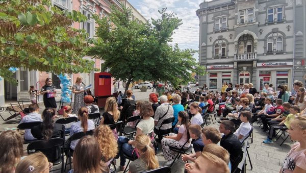 ТРАДИЦИЈА ДУГА ЧЕТИРИ ДЕЦЕНИЈЕ: Јубиларна читалачка значка одржана у центру Зрењанина (ФОТО)