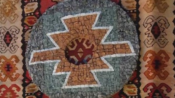 ПИРОТСКИ ЋИЛИМ У МОЗАИКУ: Изложба Ткање каменом у Манаковој кући ПИРОТСКИ ЋИЛИМ У МОЗАИКУ: Изложба Ткање каменом у Манаковој кући