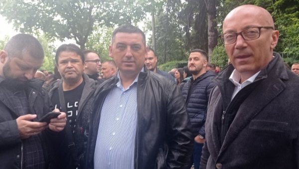 ОВО НИЈЕ ПОЛИЦИЈСКА СТАНИЦА, НЕГО ОПШТИНА Ракић поручио Куртијевим специјалцима: Сви треба да иду кући ОВО НИЈЕ ПОЛИЦИЈСКА СТАНИЦА, НЕГО ОПШТИНА Ракић поручио Куртијевим специјалцима: Сви треба да иду кући
