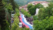 ДИВАН ПРИЗОР У ЗВЕЧАНУ: Срби развили тробојку дугу 250 метара (ФОТО/ВИДЕО) ДИВАН ПРИЗОР У ЗВЕЧАНУ: Срби развили тробојку дугу 250 метара (ФОТО/ВИДЕО)