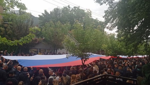 „СРБИЈА, СРБИЈА“ ОРИ СЕ ЗВЕЧАНОМ Грађани са мирног протеста поручују Косово је срце Србије „СРБИЈА, СРБИЈА“ ОРИ СЕ ЗВЕЧАНОМ Грађани са мирног протеста поручују Косово је срце Србије