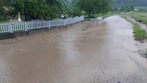 POPLAVE POD MAJEVICOM: U Ugljeviku zbog obilnih padavina domaćinstva i deo puteva pod vodom POPLAVE POD MAJEVICOM: U Ugljeviku zbog obilnih padavina domaćinstva i deo puteva pod vodom
