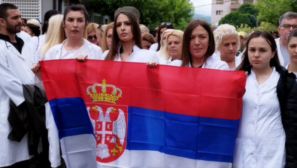 СА СРПСКОМ ЗАСТАВОМ И ШАЈКАЧОМ: Лекари КБЦ Косовска Митровица дошли да подрже мирни протест у Звечану (ФОТО)