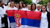 SA SRPSKOM ZASTAVOM I ŠAJKAČOM: Lekari KBC Kosovska Mitrovica došli da podrže mirni protest u Zvečanu (FOTO)