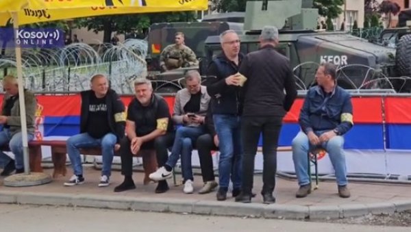 ГРАЂАНИ ЛЕПОСАВИЋА СА ЖУТОМ ТРАКОМ: Срби са важним симболом око руке послали снажну поруку (ВИДЕО) ГРАЂАНИ ЛЕПОСАВИЋА СА ЖУТОМ ТРАКОМ: Срби са важним симболом око руке послали снажну поруку (ВИДЕО)