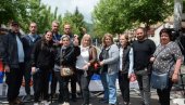 DANIMA NE MOGU DO SVOG RADNOG MESTA: Zaposleni u Opštini Zvečan na mirnom protestu (FOTO)