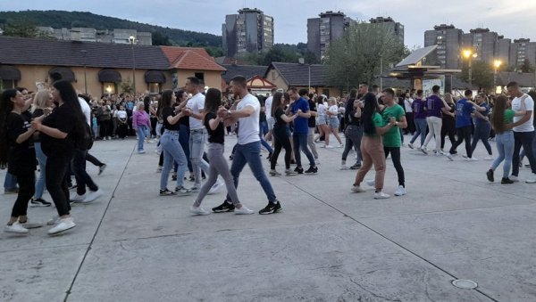 МАТУРСКИ ПЛЕС У БОРУ: Игром прославили крај школовања (ФОТО) МАТУРСКИ ПЛЕС У БОРУ: Игром прославили крај школовања (ФОТО)