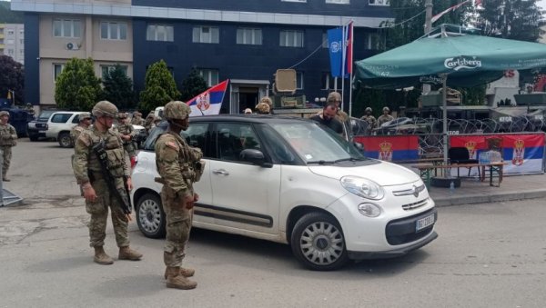 ПРЕДАТА ПЕТИЦИЈА ЗА СМЕНУ ГРАДОНАЧЕЛНИКА ЛЕПОСАВИЋА: Прикупљено 2.689 потписа грађана ПРЕДАТА ПЕТИЦИЈА ЗА СМЕНУ ГРАДОНАЧЕЛНИКА ЛЕПОСАВИЋА: Прикупљено 2.689 потписа грађана