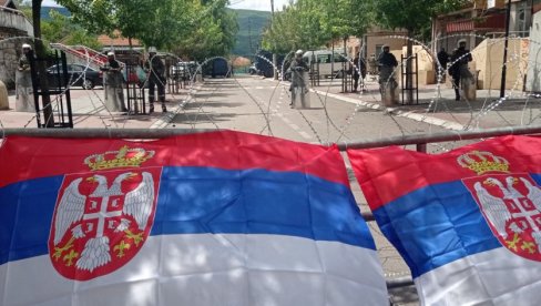 GRAĐANI I DANAS ISPRED ZGRADA OPŠTINA: Noć na severu KiM protekla mirno