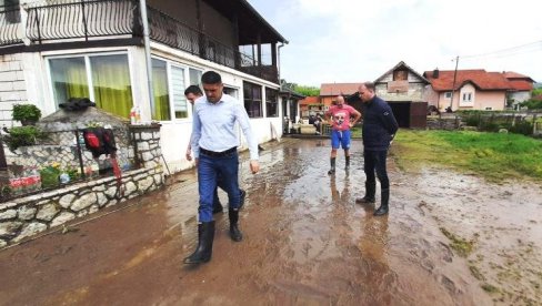 VODA UŠLA U DOMOVE, PREKINUT SAOBRAĆAJ, PRORADILA KLIZIŠTA: Posle obilnih padavina poplave u zvorničkom kraju (FOTO)