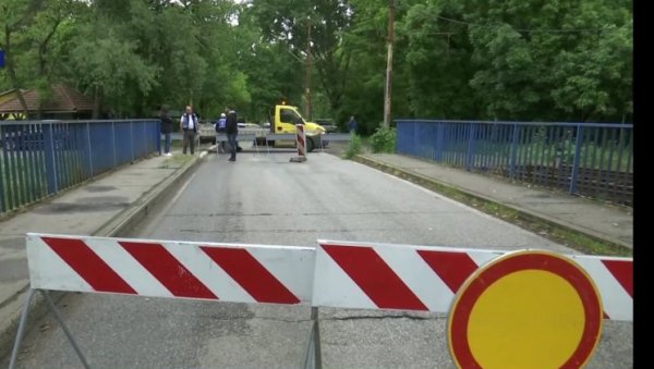 МОСТ НЕБЕЗБЕДАН, ВОЗАЧИ ДАЈУ ГАС И ПРОЂУ: Прелаз за аутомобиле у Топчидеру оштећен и затворен, поједини не поштују МОСТ НЕБЕЗБЕДАН, ВОЗАЧИ ДАЈУ ГАС И ПРОЂУ: Прелаз за аутомобиле у Топчидеру оштећен и затворен, поједини не поштују
