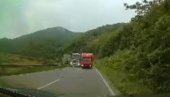 ZA DLAKU IZBEGAO TRAGEDIJU: Stravičan snimak sa puta kod Ovčar Banje (VIDEO) ZA DLAKU IZBEGAO TRAGEDIJU: Stravičan snimak sa puta kod Ovčar Banje (VIDEO)