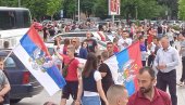 ВИЈОРЕ СЕ ТРОБОЈКЕ У ПОДГОРИЦИ: Скуп подршке Србима на Космету, испред Саборног храма (ФОТО)