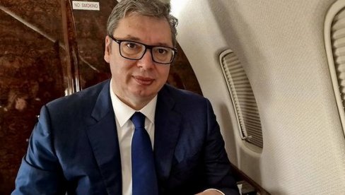 VUČIĆ SE OGLASIO IZ AVIONA Predsednik na putu za Moldaviju: Čitam Arčibalda Rajsa i pripremam se za važne sastanke VUČIĆ SE OGLASIO IZ AVIONA Predsednik na putu za Moldaviju: Čitam Arčibalda Rajsa i pripremam se za važne sastanke