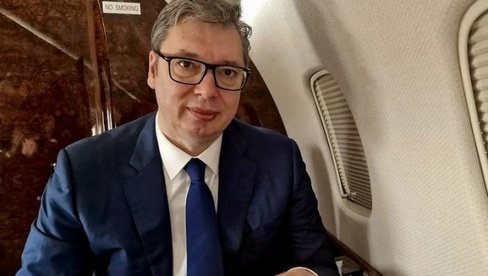 VUČIĆ SE OGLASIO IZ AVIONA Predsednik na putu za Moldaviju: Čitam Arčibalda Rajsa i pripremam se za važne sastanke