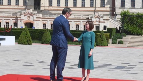 PRVA IZJAVA PREDSEDNIKA PO DOLASKU U MOLDAVIJU: Ne očekujem lake sastanke, važno je da pokušamo da sačuvamo mir i stabilnost PRVA IZJAVA PREDSEDNIKA PO DOLASKU U MOLDAVIJU: Ne očekujem lake sastanke, važno je da pokušamo da sačuvamo mir i stabilnost