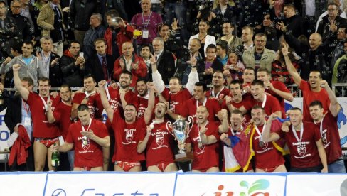 VREMEPLOV CRVENO-BELA NOĆ NA BANJICI: Vaterpolisti Crvene zvezde 1. juna pobedom nad Jugom postali prvaci Evrope VREMEPLOV CRVENO-BELA NOĆ NA BANJICI: Vaterpolisti Crvene zvezde 1. juna pobedom nad Jugom postali prvaci Evrope