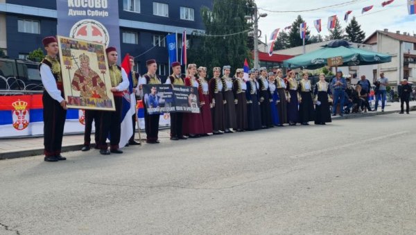 НАСТУП ИСПРЕД БОДЉИКАВЕ ЖИЦЕ: КУД Копаоник испред општине Лепосавић - певају се српске песме НАСТУП ИСПРЕД БОДЉИКАВЕ ЖИЦЕ: КУД Копаоник испред општине Лепосавић - певају се српске песме