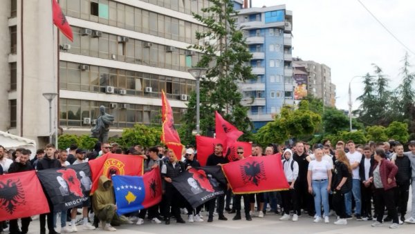 ПРОВОКАЦИЈЕ АЛБАНАЦА: Огрнули се заставом терористичке ОВК и вређају, док Срби мирно протестују (ФОТО/ВИДЕО) ПРОВОКАЦИЈЕ АЛБАНАЦА: Огрнули се заставом терористичке ОВК и вређају, док Срби мирно протестују (ФОТО/ВИДЕО)
