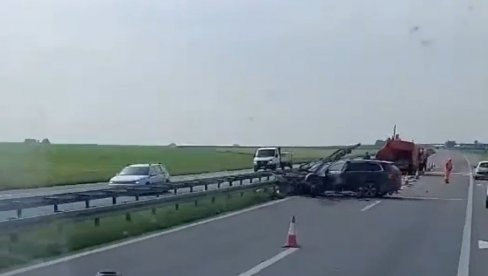 DELOVI AUTOMOBILA RASUTI SVUDA, VOZILO SMRSKANO: Stravična saobraćajna nesreća na auto-putu Novi Sad – Subotica (VIDEO)