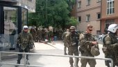 SRBI MIRNO PROTESTUJU NA SEVERU KiM: Albanski ekstremisti se okupljaju u južnoj Mitrovici (FOTO)