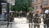 SRBI MIRNO PROTESTUJU NA SEVERU KiM: Albanski ekstremisti se okupljaju u južnoj Mitrovici (FOTO) SRBI MIRNO PROTESTUJU NA SEVERU KiM: Albanski ekstremisti se okupljaju u južnoj Mitrovici (FOTO)