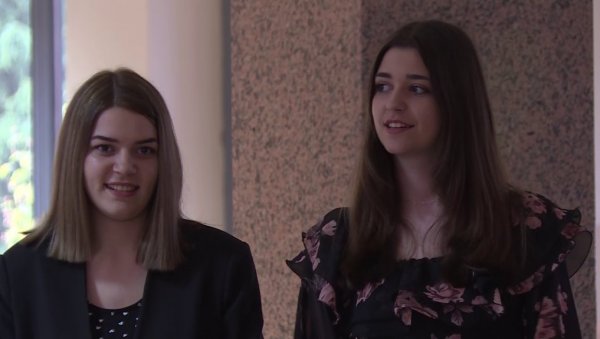 ЗАЈЕДНО СТВАРАЈУ РЕМЕK-ДЕЛА: Хол ЕТШ „Никола Тесла“ у Јагодини красе ликовни радови сестара Михајловић (ФОТО) ЗАЈЕДНО СТВАРАЈУ РЕМЕK-ДЕЛА: Хол ЕТШ „Никола Тесла“ у Јагодини красе ликовни радови сестара Михајловић (ФОТО)