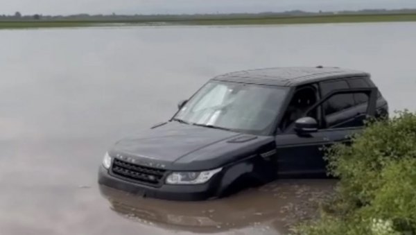 НЕОБИЧНА САОБРАЋАЈНА НЕЗГОДА КОД НОВОГ САДА: Избегао директан судар, па завршио у води (ВИДЕО)