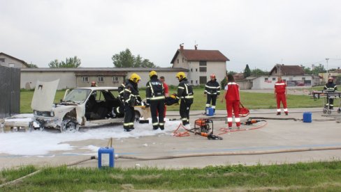 VEŽBA VATROGASACA U PARAĆINU: Kako zajednički delovati u nesrećama (FOTO) VEŽBA VATROGASACA U PARAĆINU: Kako zajednički delovati u nesrećama (FOTO)
