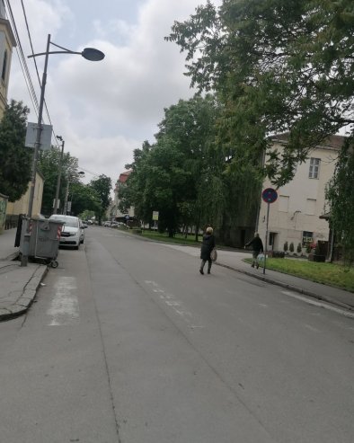 УСПОМЕНА НА ЗЕБРУ: Избледео пешачки прелаз код Земунске гимназије прави велики проблем УСПОМЕНА НА ЗЕБРУ: Избледео пешачки прелаз код Земунске гимназије прави велики проблем