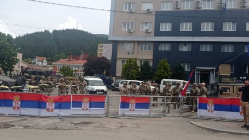 SRBI U LEPOSAVIĆU DOBILI ULTIMATUM: Imaju 15 sati da uklone šator kod opštinske zgrade, ili će reagovati Kurtijeva policija SRBI U LEPOSAVIĆU DOBILI ULTIMATUM: Imaju 15 sati da uklone šator kod opštinske zgrade, ili će reagovati Kurtijeva policija