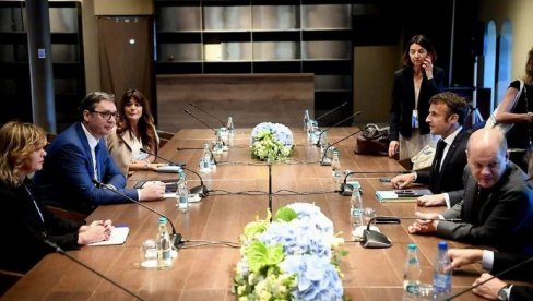OGLASIO SE VUČIĆ POSLE SASTANKA SA MAKRONOM I ŠOLCOM: Težak razgovor o ponovnoj eskalaciji nasilja na KiM (FOTO) OGLASIO SE VUČIĆ POSLE SASTANKA SA MAKRONOM I ŠOLCOM: Težak razgovor o ponovnoj eskalaciji nasilja na KiM (FOTO)