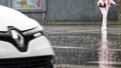 AMSS UPOZORAVA, ZBOG KIŠE POGORŠANI USLOVI ZA VOŽNJU: Oprez zbog smanjene vidljivosti