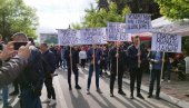 ZAŠTO MI KURTI SNAJPEROM NIŠANI DETE? Srbi mirno protestuju u Zvečanu - pred bodljikavu žicu došli s porukama (FOTO)