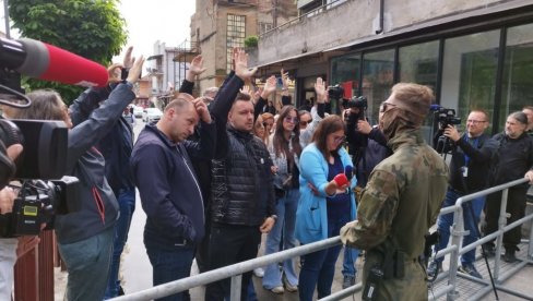 PROFESORI IZ ZVEČANA TRAŽE DA UĐU U ŠKOLU: Srbi se okupljaju na najmasovnijem skupu PROFESORI IZ ZVEČANA TRAŽE DA UĐU U ŠKOLU: Srbi se okupljaju na najmasovnijem skupu