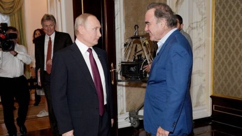 PUTIN SE SASTAO SA OLIVEROM STOUNOM:  Srdačan susret u Moskvi (VIDEO)