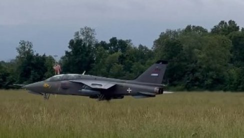 POGLEDAJTE KAKO TUTNJI MODERNIZOVANI ORAO: Ministar Vučević snimio let sa aerodroma Morava (VIDEO) POGLEDAJTE KAKO TUTNJI MODERNIZOVANI ORAO: Ministar Vučević snimio let sa aerodroma Morava (VIDEO)