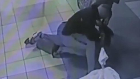 SNIMAK SRAMNE PLJAČKE NA NOVOM BEOGRADU: Razbojnici upali u tržni centar - odneli silne pare (VIDEO) SNIMAK SRAMNE PLJAČKE NA NOVOM BEOGRADU: Razbojnici upali u tržni centar - odneli silne pare (VIDEO)