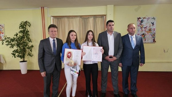 ПРИЗНАЊА НАЈУСПЕШНИЈИМ УЧЕНИЦИМА: Вуковцима Угљевика награде од општине ПРИЗНАЊА НАЈУСПЕШНИЈИМ УЧЕНИЦИМА: Вуковцима Угљевика награде од општине