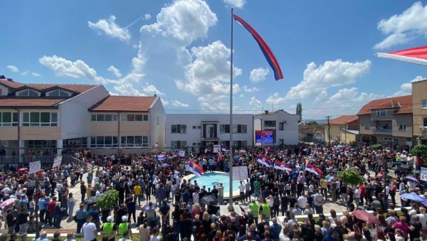 (УЖИВО) ПЕТИ ДАН ПРОТЕСТА СРБА НА СЕВЕРУ КиМ: Промењен печат општине Северна Митровица; Подршка Србима на северу КиМ (ФОТО/ВИДЕО) (УЖИВО) ПЕТИ ДАН ПРОТЕСТА СРБА НА СЕВЕРУ КиМ: Промењен печат општине Северна Митровица; Подршка Србима на северу КиМ (ФОТО/ВИДЕО)