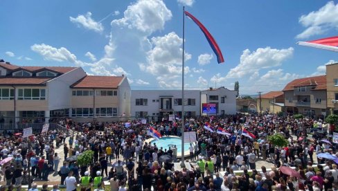 (UŽIVO) PETI DAN PROTESTA SRBA NA SEVERU KiM: Promenjen pečat opštine Severna Mitrovica; Podrška Srbima na severu KiM (FOTO/VIDEO) (UŽIVO) PETI DAN PROTESTA SRBA NA SEVERU KiM: Promenjen pečat opštine Severna Mitrovica; Podrška Srbima na severu KiM (FOTO/VIDEO)