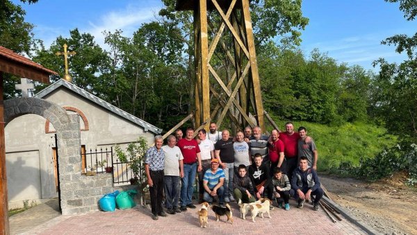 У ОВОМ ДЕЛУ СРБИЈЕ ВЕРНИЦИ САМИ ПРАВЕ ЦРКВЕ: Мештани подигли звоник (ФОТО) У ОВОМ ДЕЛУ СРБИЈЕ ВЕРНИЦИ САМИ ПРАВЕ ЦРКВЕ: Мештани подигли звоник (ФОТО)