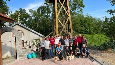 У ОВОМ ДЕЛУ СРБИЈЕ ВЕРНИЦИ САМИ ПРАВЕ ЦРКВЕ: Мештани подигли звоник (ФОТО)