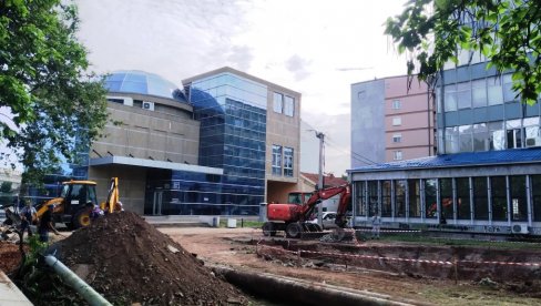 LETNJI AMFITEATAR U „SRCU“ PARAĆINA: Radovi teku pored pešačkog mosta u izgradnji (FOTO) LETNJI AMFITEATAR U „SRCU“ PARAĆINA: Radovi teku pored pešačkog mosta u izgradnji (FOTO)