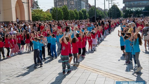 ПЛЕСАЛИ ПРЕДШКОЛЦИ: Традиционална манифестација која траје седам година (ФОТО)