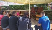 ZVEČAN NAVIJA ZA NOLETA: Srbi okupljeni na protestu prate meč srpskog tenisera (VIDEO) ZVEČAN NAVIJA ZA NOLETA: Srbi okupljeni na protestu prate meč srpskog tenisera (VIDEO)