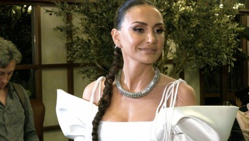 VIŠE PREFERIRA STRANCE Emina Jahović otkrila sa kojom pevačicom se pokačila (VIDEO) VIŠE PREFERIRA STRANCE Emina Jahović otkrila sa kojom pevačicom se pokačila (VIDEO)